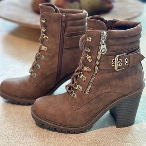 Womens G by Guess Jaylee Block Heel Lace Up Boots, Medium Natural